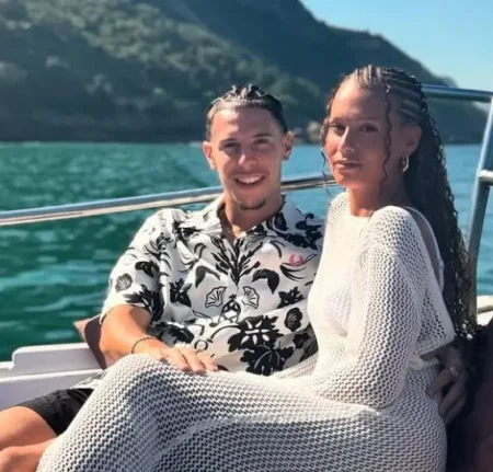 Nuno Moreira, atacante do Vasco, curte Búzios com família e namorada nas férias