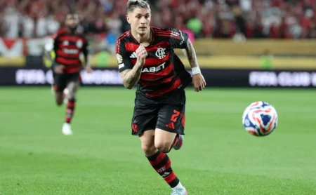 Flamengo: Aumento salarial e renovação de Varela até 2027 encaminhadas