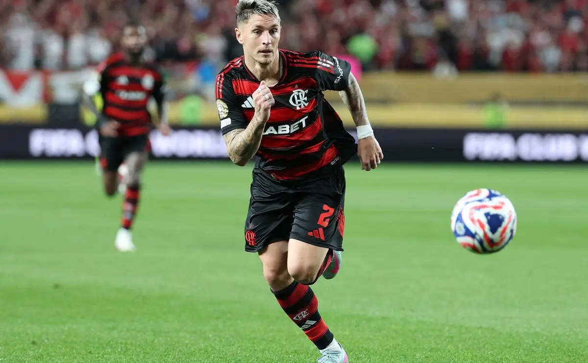 Flamengo: Aumento salarial e renovação de Varela até 2027 encaminhadas