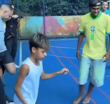 Lamine Yamal na Rocinha: Futebol e Convivência com Crianças