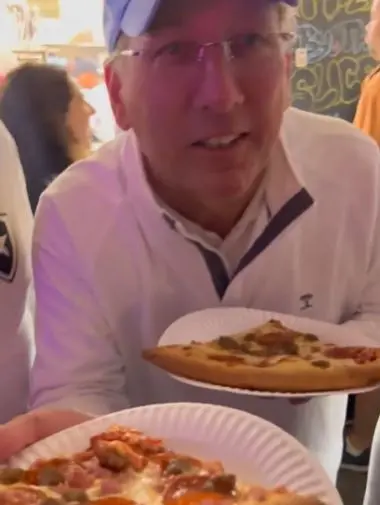 Textor se revela dono do Botafogo a torcedores do River Plate em meio a fila de pizza e provoca europeus