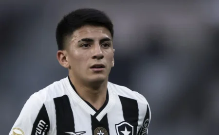 Almada Fica no Lyon: Propostas Insatisfatórias Afastam Saída, Diz Textor