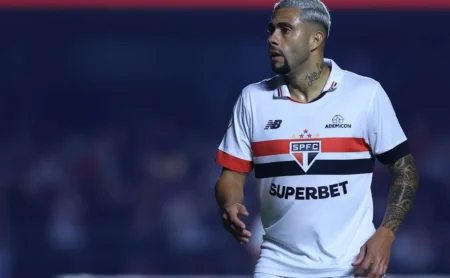 Vitória confirma transferência de Wellington Rato para o Athletico-PR; jogador desfalca contra o São Paulo
