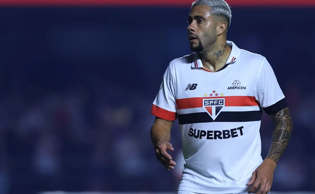 Vitória confirma transferência de Wellington Rato para o Athletico-PR; jogador desfalca contra o São Paulo
