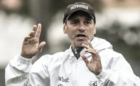 Estratégias de Bustos: Como o ex-técnico do Universitario planejou superar o Palmeiras na Libertadores