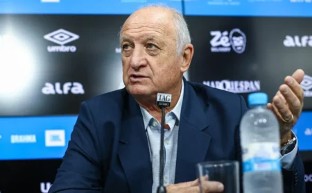 Faxina no Grêmio: Elenco passará por reformulação com aval de Felipão e Mano Menezes visando arrecadar R$ 55 milhões