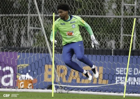 Hugo Souza: Gosto Distinto na Seleção e Celebração com "Irmão Gêmeo"
