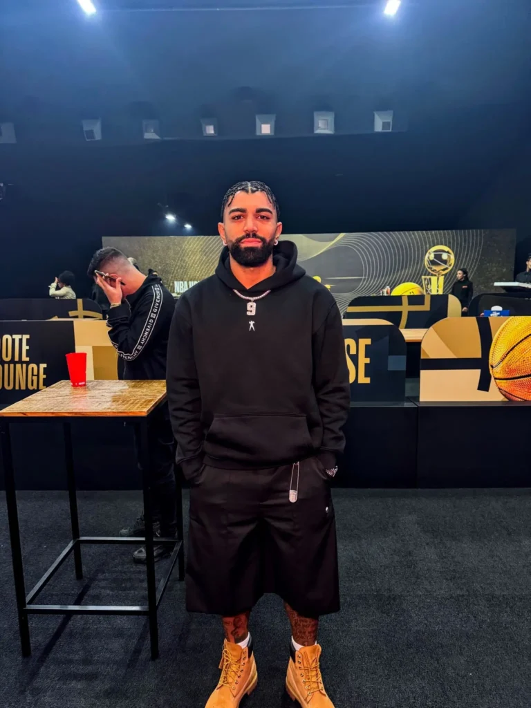 Gabigol desfruta de folga em evento da NBA após voar em avião do dono do Cruzeiro