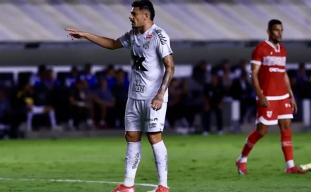 Tiquinho Soares quer ficar no Santos, apesar do salário alto