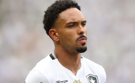 Vitinho exalta Renato Paiva e celebra crescimento do Botafogo: "É notório"