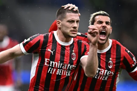 Botafogo negocia com Jović, atacante do Milan: uma nova esperança?