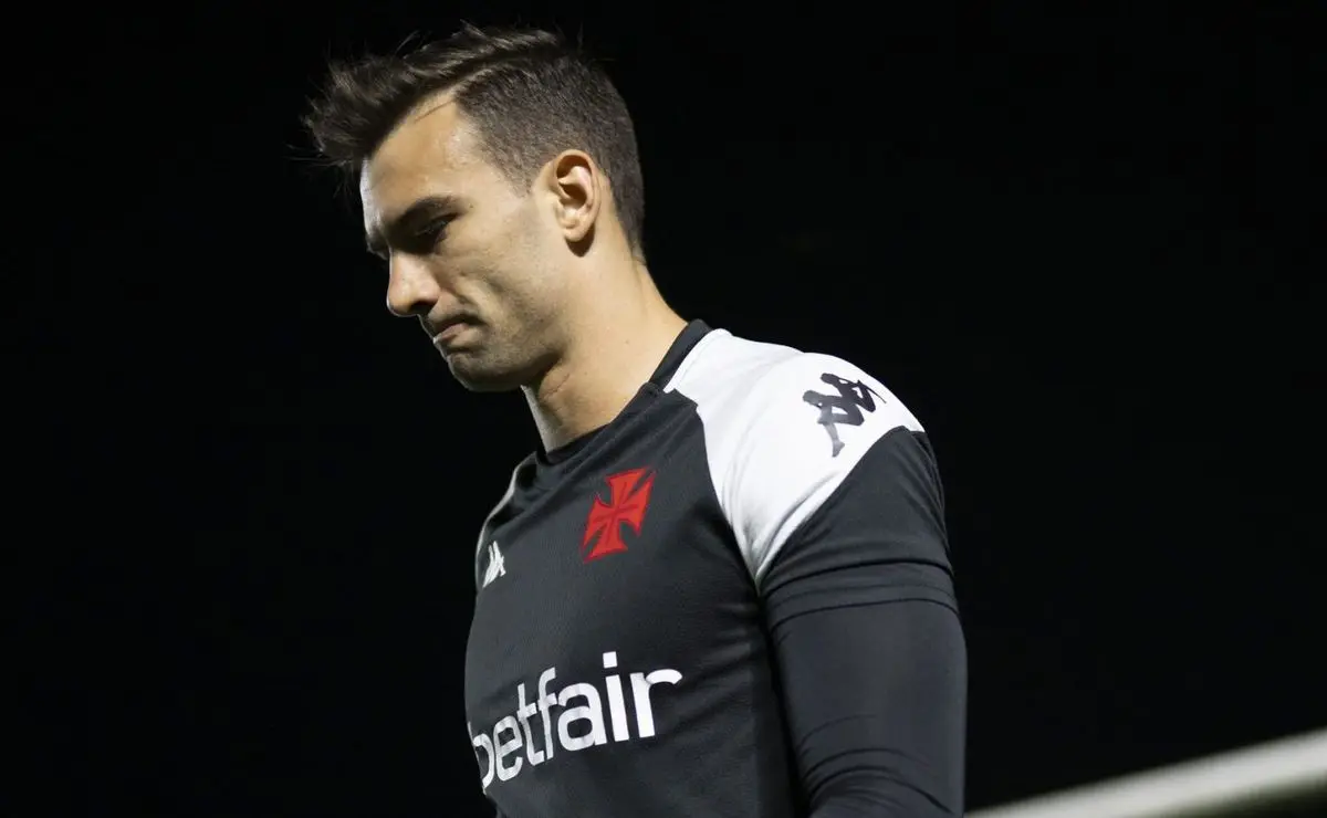 Vasco Monitora Goleiro Colombiano Diante de Negociação Pendente por Léo Jardim