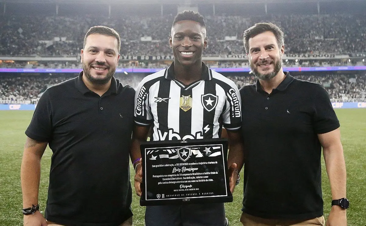Botafogo Homenageia Luiz Henrique por Conquistas Memoráveis