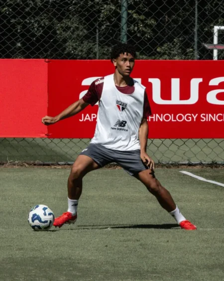 São Paulo vende lateral de 16 anos a clube francês por R$ 32 milhões