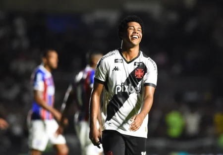 Andrey Santos: declaração de amor ao Vasco, música predileta da torcida e desejo de parceria com Diniz