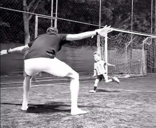 Vegetti celebra gol de cabeça do filho e brinca: "Tal pai, tal filho"