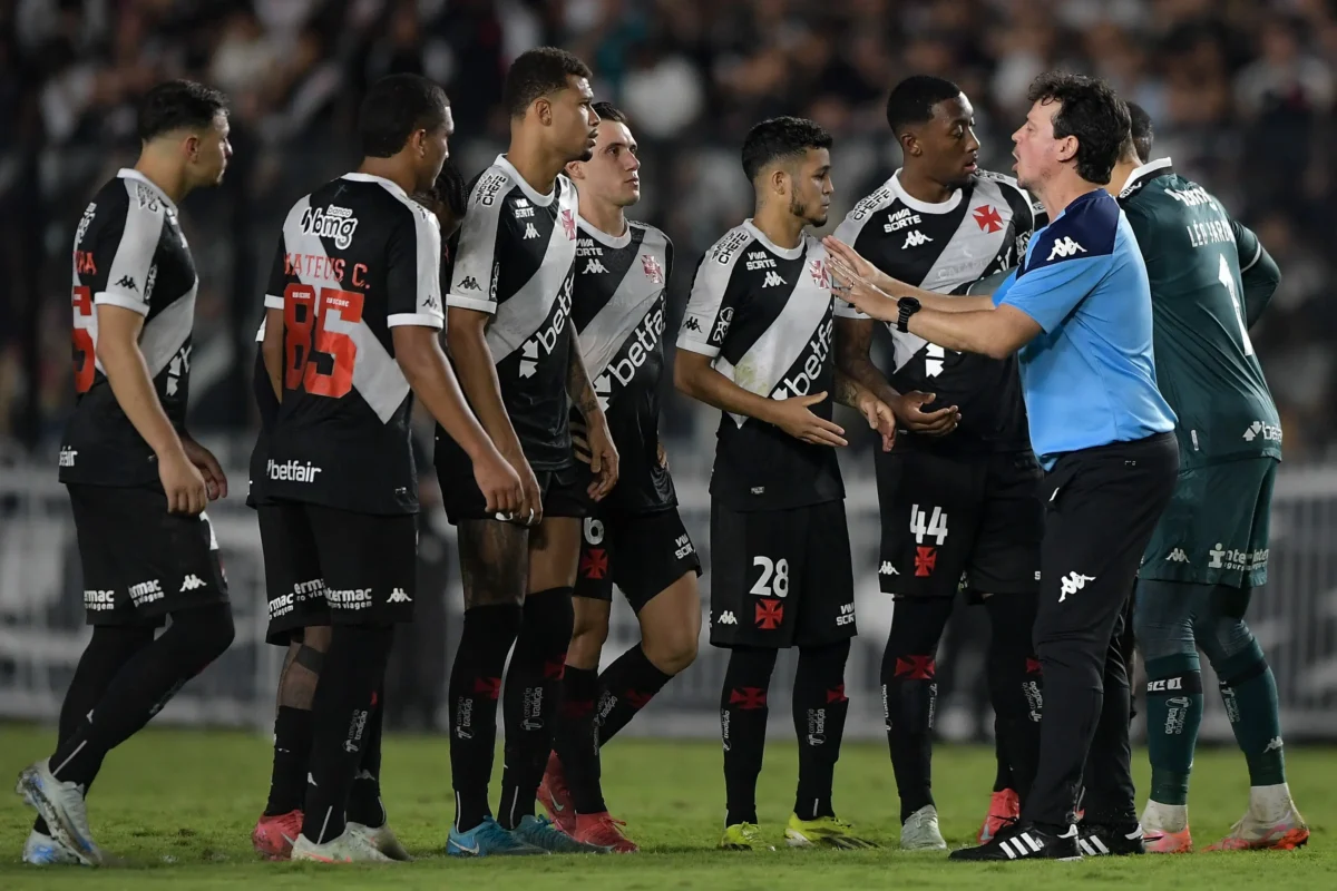 Diniz Define Dupla de Zaga Titular do Vasco na Data Fifa: Vote na Sua Preferida