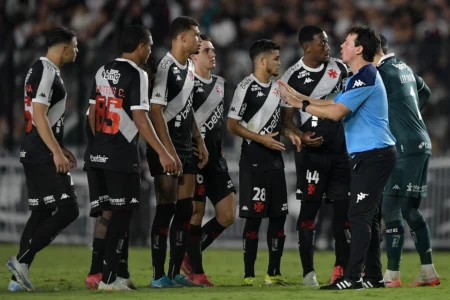 Diniz Define Dupla de Zaga Titular do Vasco na Data Fifa: Vote na Sua Preferida