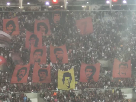 Mosaico da torcida do Flamengo homenageia heróis de 81 e omite Tita; confira