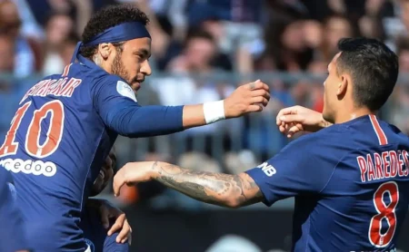 Paredes revela: Neymar ligou "umas 100 vezes" para tê-lo no Santos