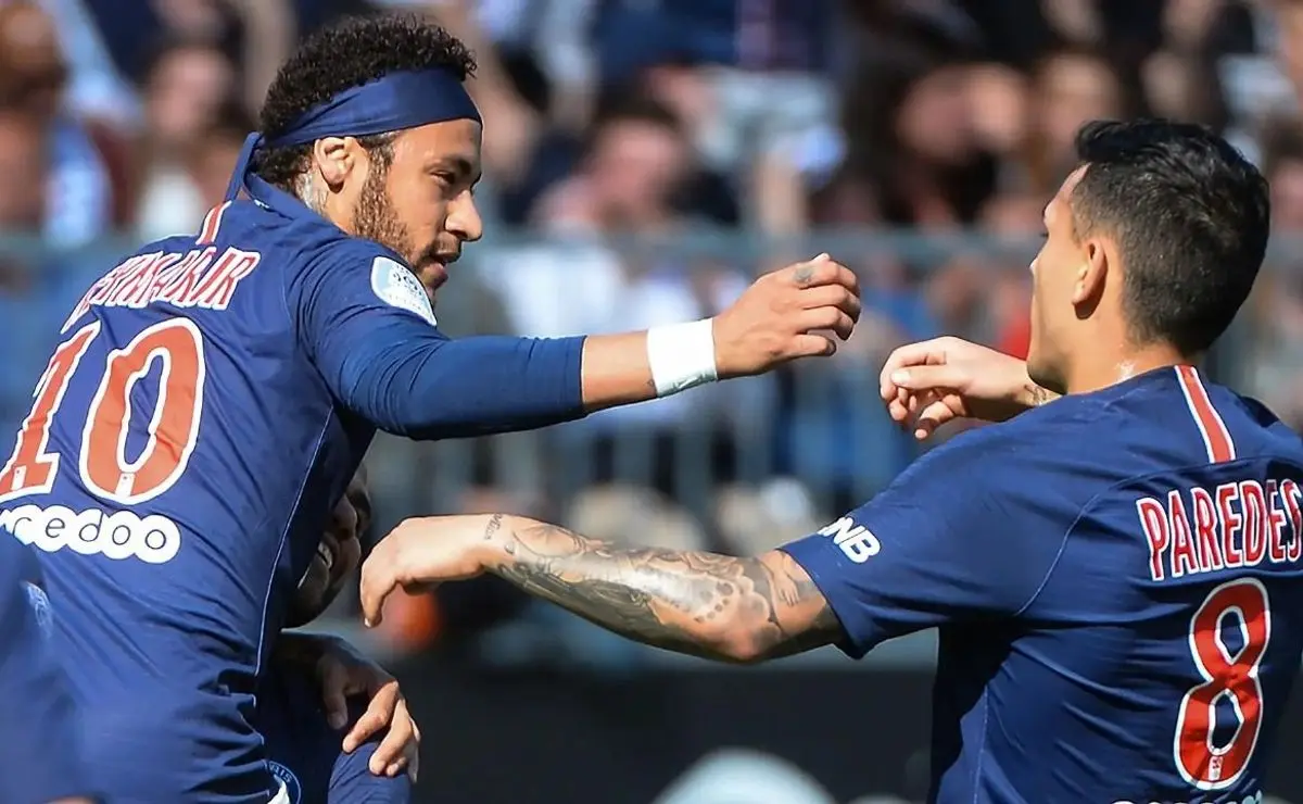 Paredes revela: Neymar ligou "umas 100 vezes" para tê-lo no Santos