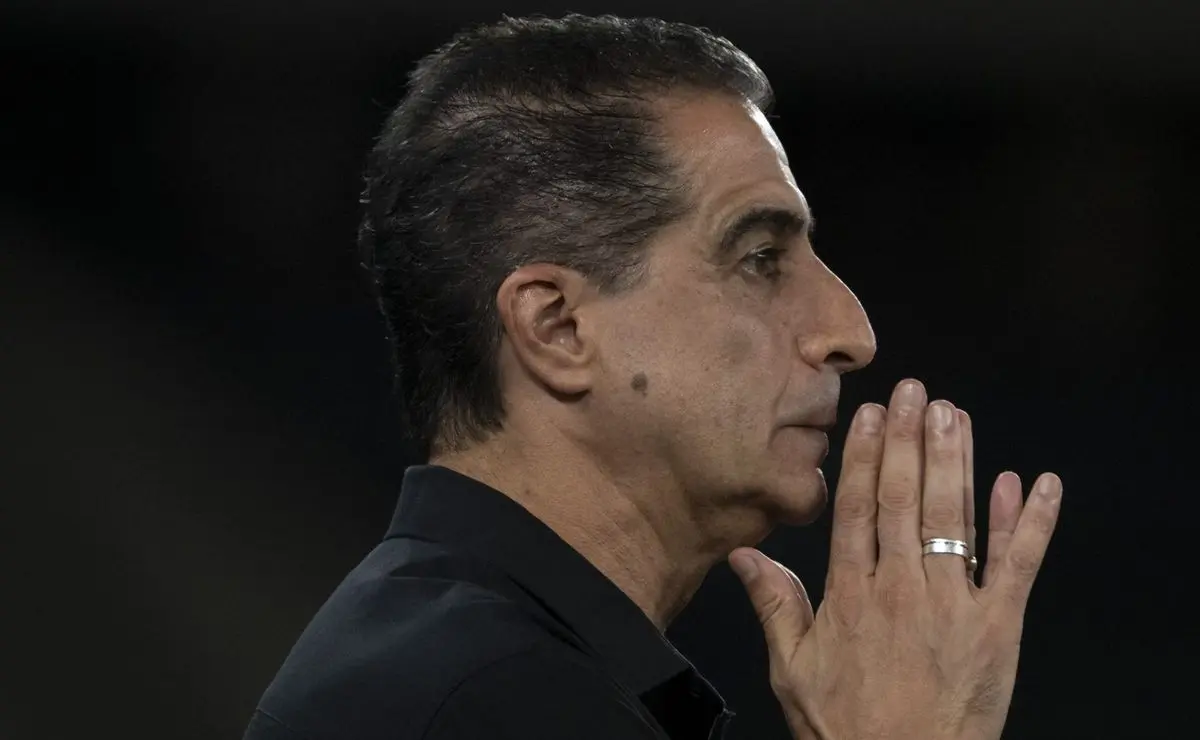 Textor autoriza e Botafogo considera negociar ex-titular de Renato Paiva após o Mundial