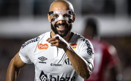 Thaciano sob críticas da torcida santista após jogo-treino: "Não faz gol quando precisa"