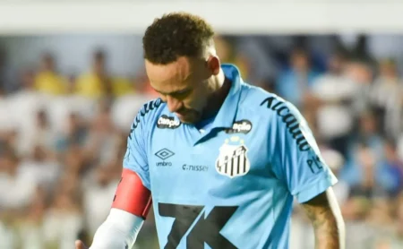 Neymar é novamente afastado por COVID-19: craque em isolamento