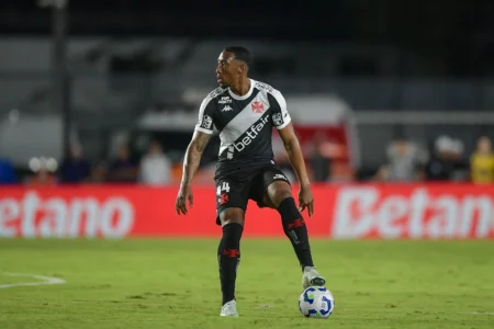 Vasco: Torcida "banca" João Victor e vê Luiz Gustavo e Lemos na zaga titular