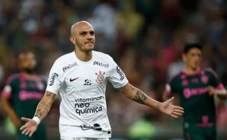 Fábio Santos critica política do Corinthians e aponta "vaidade pelo poder" como causa da crise.