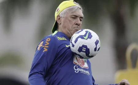 Ancelotti em ação: lances no treino viralizam e técnico vira "Richarlison" às vésperas de Brasil x Paraguai