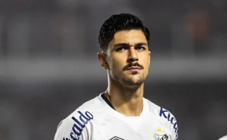 João Basso: "Botafogo não mereceu vitória" após revés do Santos no Brasileirão.