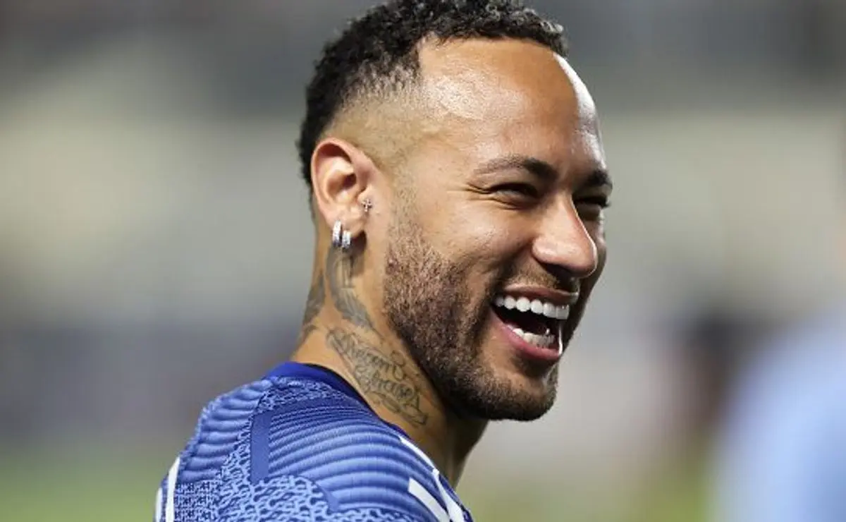 Neymar decide ficar e renova com o Santos.