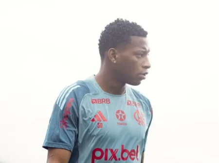 Plata participa de treino do Flamengo após recuperação de lesão