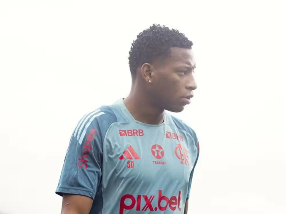 Plata participa de treino do Flamengo após recuperação de lesão