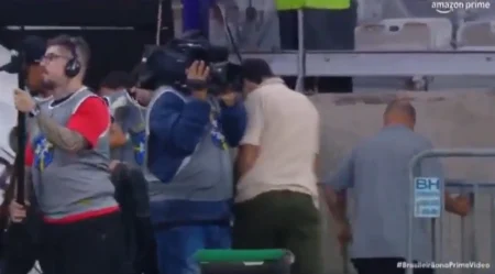 Abel se irrita com cinegrafista após derrota do Palmeiras: "Não tem que estar ali"