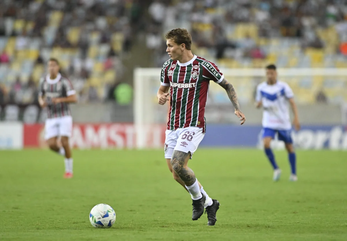 Fluminense estende vínculo com o lateral-esquerdo Léo Jance