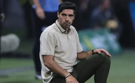 Críticas a Abel Ferreira por manter jogadores em baixa no Palmeiras