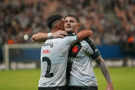 Vasco reduz elenco e abre espaço para estrangeiros na janela de transferências; veja