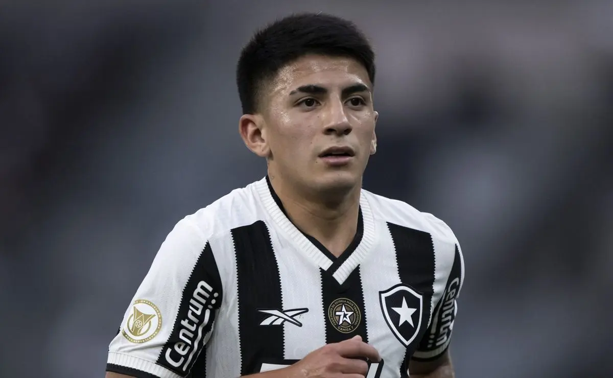 Botafogo é condenado na Fifa a pagar R$ 117 milhões por Thiago Almada