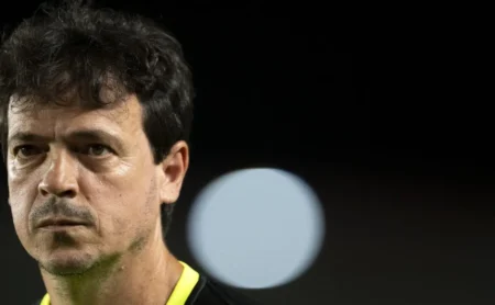 Vasco de Tchê Tchê enfrenta São Paulo com Diniz como adversário no Brasileirão