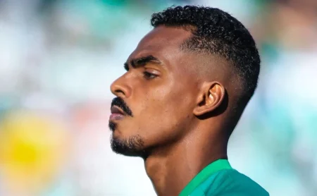 Revolta da torcida gremista com a contratação de Caíque e críticas à diretoria