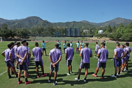 Botafogo nos EUA: Praia, fogueira e treinos intensos nos primeiros dias