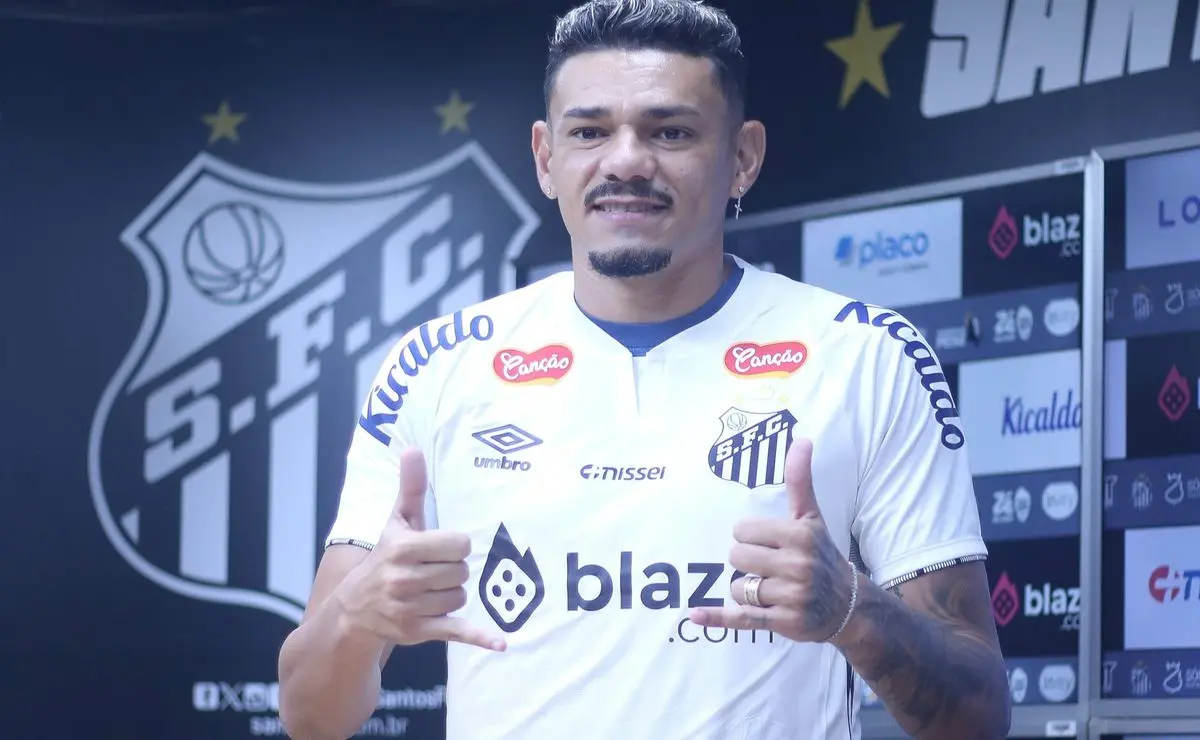 Mattos decide manter Tiquinho Soares no Santos após conversa, aprimoramento físico e desafios no mercado.