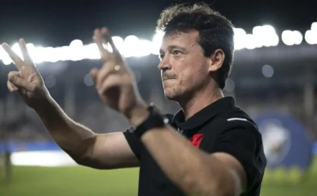 Diniz conquista elogios da torcida após vitória do Vasco no Brasileirão