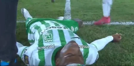 Atleta do Atlético Nacional Desaba em Campo Durante Campeonato Colombiano