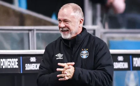 Mano Menezes fala sobre reforços no Grêmio: "Não tem no elenco" e sinaliza contratação.