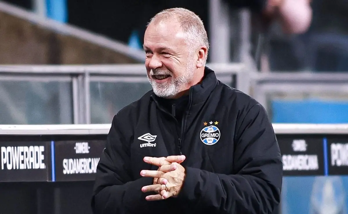Mano Menezes fala sobre reforços no Grêmio: "Não tem no elenco" e sinaliza contratação.