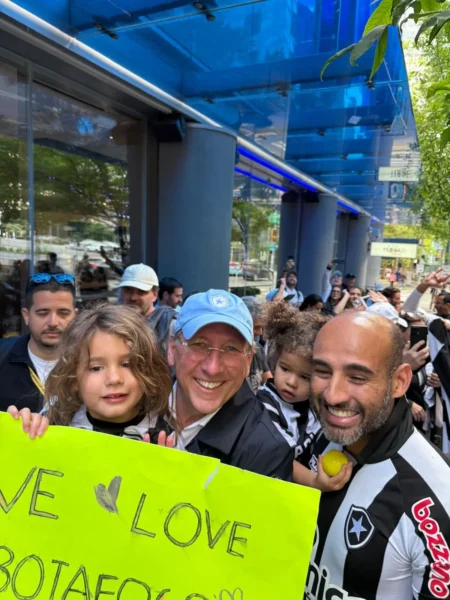 Textor celebra com torcida em Seattle: criança no colo e festa na chegada do Botafogo