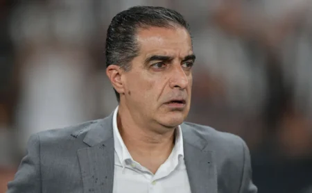 Botafogo: Savarino e Santi Rodríguez em disputa por vaga no meio.